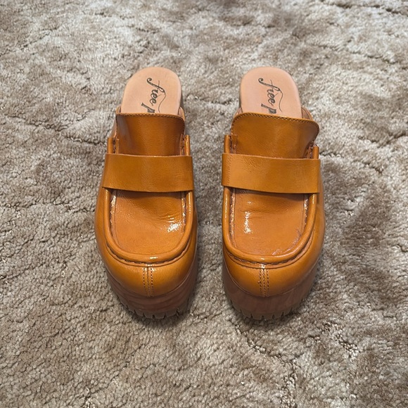 Free People Women’s 37 Mustard Orange Corbin Loafer Platform Clogs - Picture 5 of 7